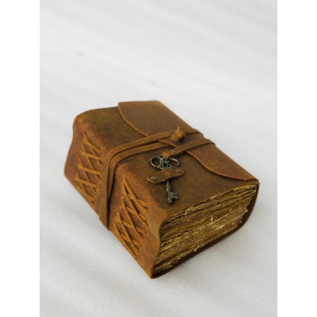 400 Seiten Ledertagebuch mit Schlüssel – Antikes handgefertigtes Büttenrandpapier, Vintage-Ledertagebuch – Buch der Schatten – Tolles Geschenk