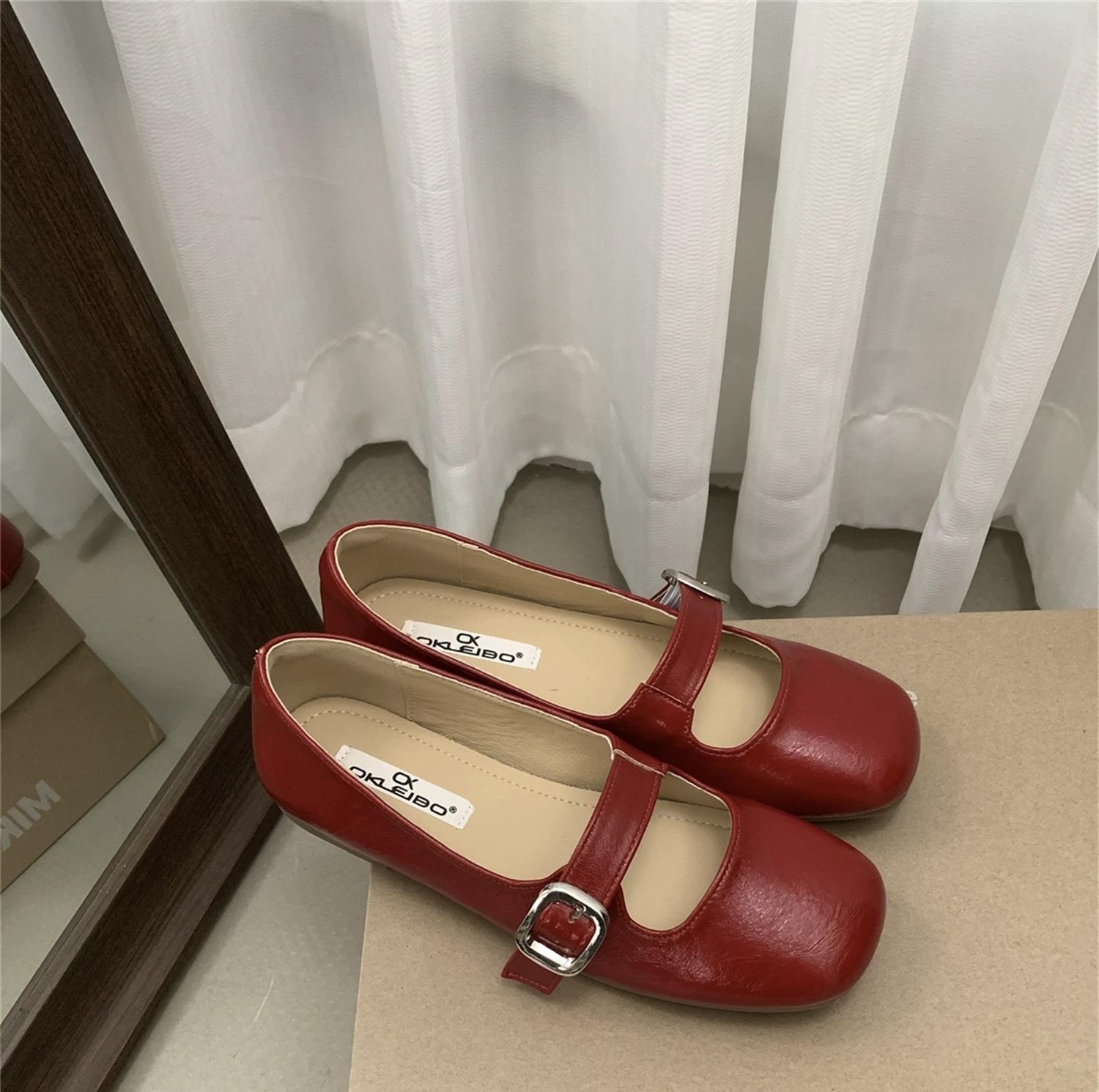 

Туфли Мэри Джейн на плоской подошве с мелким вырезом в французском стиле, женские, лето 2025, новые, ретро, с ремешком-пряжкой, универсальные, из маленькой мягкой кожи 39 красный