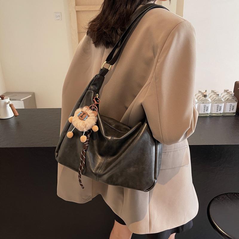 Large capacity bag women's autumn and winter new versatile shoulder messenger bag casual retro commuter dumpling bag