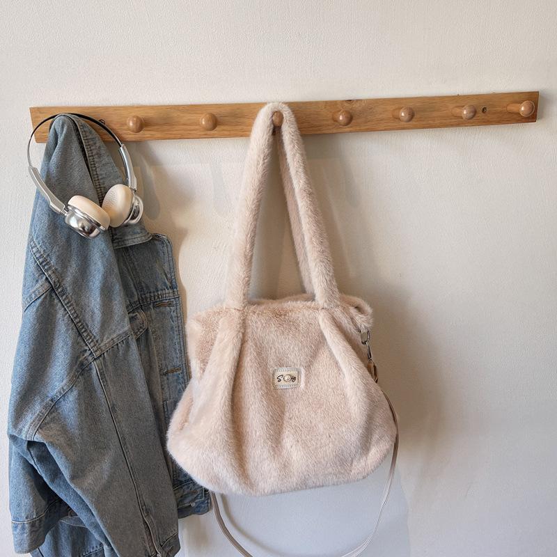 Plush bag women's 2025 new autumn and winter popular fashion lazy relaxation commuter tote bag messenger bag