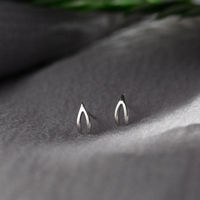 Brincos de pino Wishing Bone para mulheres Mini brincos pequenos com letras em inglês Temperamento Personalidade Versão coreana Design de nicho Joias