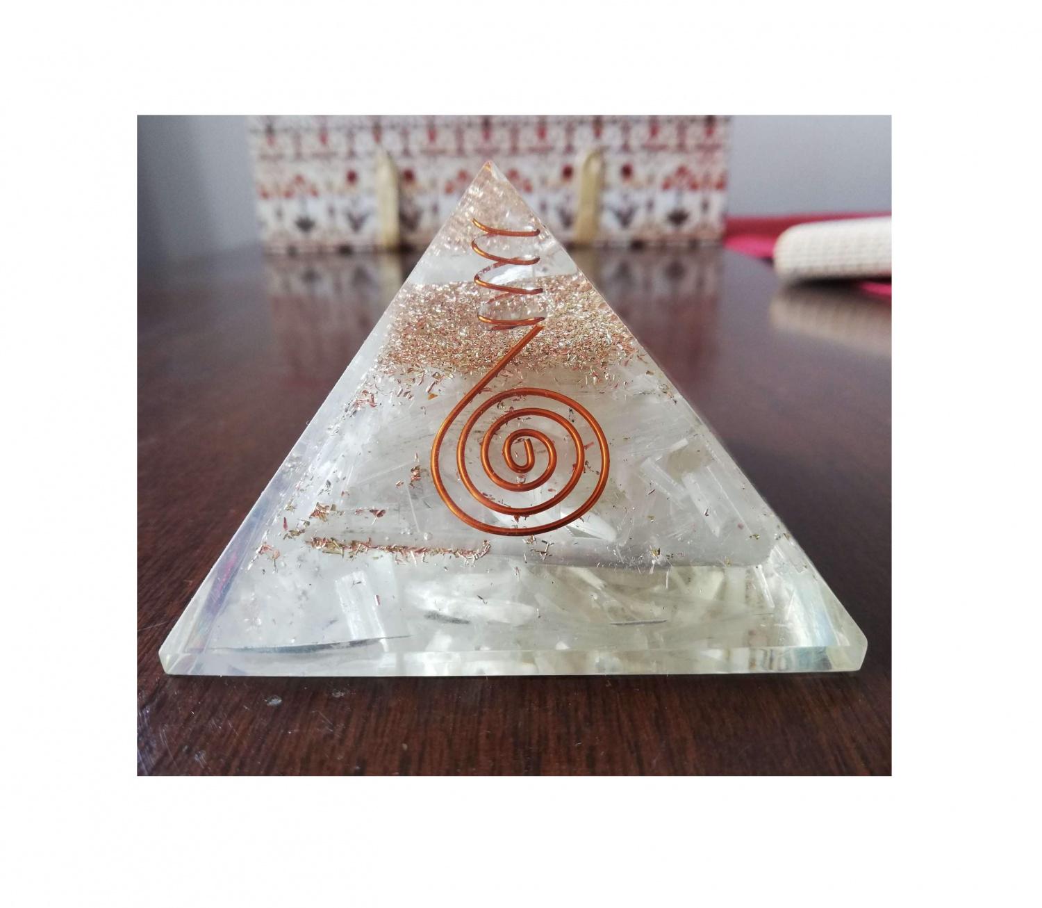 Оргонитовая Пирамида с Настоящим Селенитом для Рэйки, Real Selenite Orgonite Pyramid For Reiki, Kalyan Puja