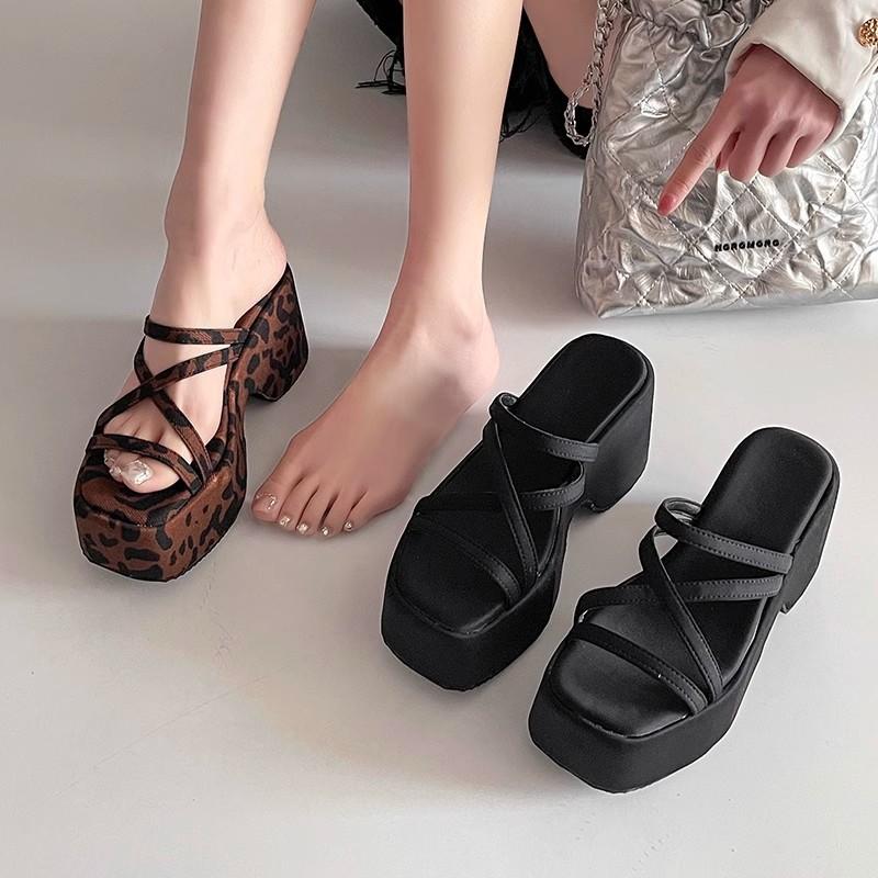 Thick-bottomed Muffin Black Cool Slippers 2025 Spring and Summer New Women's Fashion French Beach Vacation Rome Cool