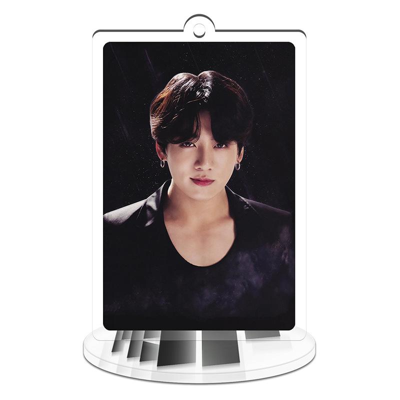 BTS Dunkler Stil Schlüsselanhänger mit Ständer, Bangtan Boys Porträtfoto Schlüsselanhänger mit Ausstellungsständer, Kpop Idol Schreibtischdekoration für ARMY Fans