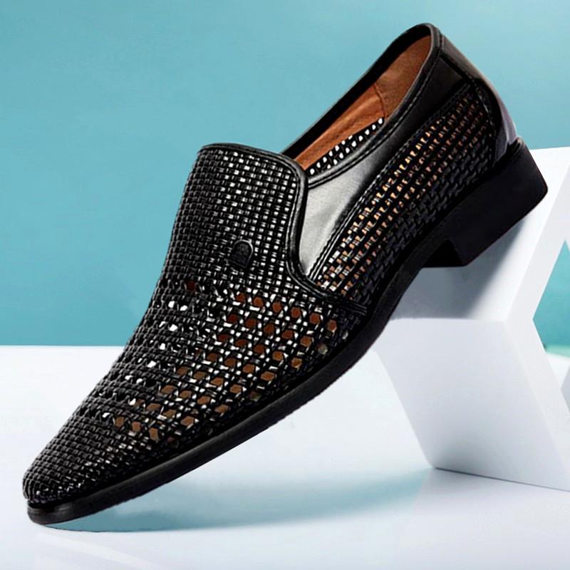 

New fashion casual men s hollow leather foot sandals medium and old soft sole light breathable white shoes 44 чорний