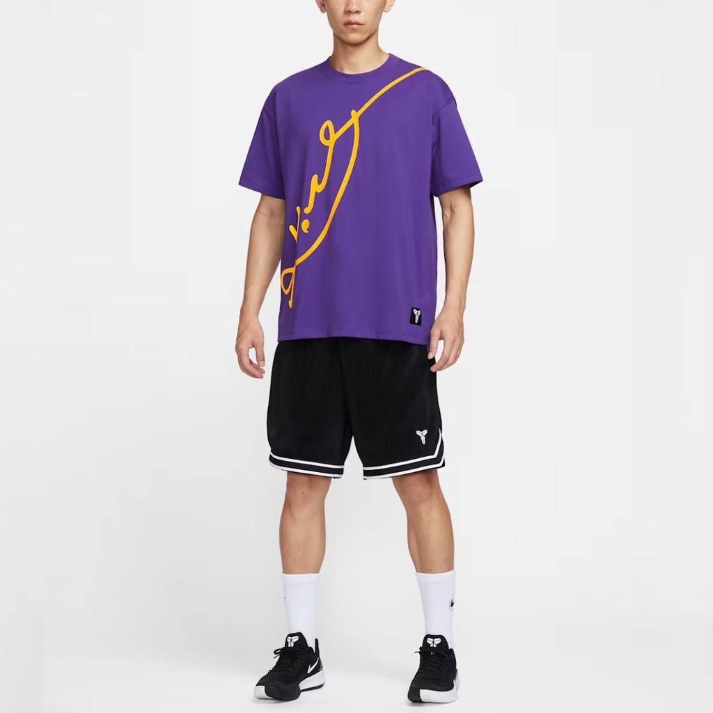 Nike T-shirt da uomo a maniche corte, vestibilità ampia, ad asciugatura rapida, tecnologia Dri-Fit, ispirata a Kobe, IM0321-504