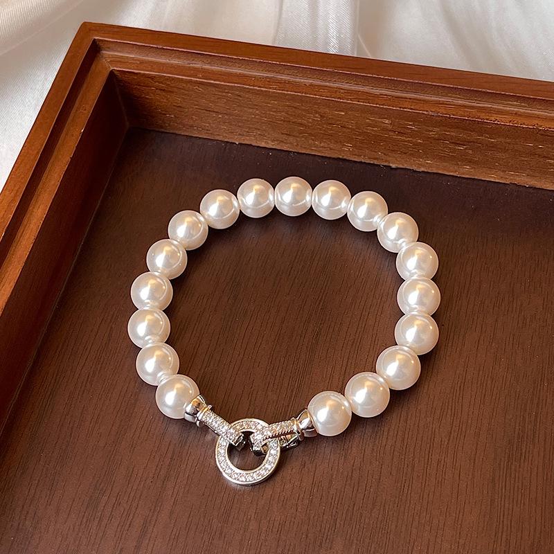 French-Inspired Pearl Bracelet: Micro-Inlaid Round Buckle, Light Luxury, Retro Style, Versatile Handcrafted Jewelry