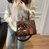 Large-capacity shoulder tote bag, new commuter high-end light luxury women's messenger bag, retro niche women's bag
