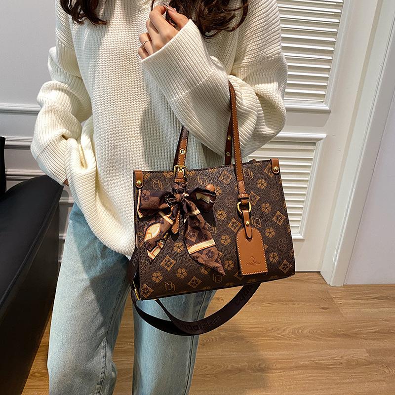 Large-capacity shoulder tote bag, new commuter high-end light luxury women's messenger bag, retro niche women's bag