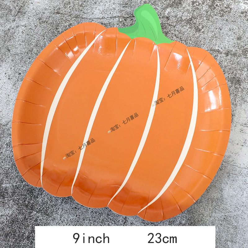 Zestaw zastawy stołowej na imprezę tematyczną Halloween: Obrus dyniowy, Talerzyki i kubki jednorazowe