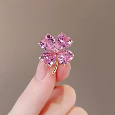 Zarte Rosa Glücksklee-Broschen für Frauen Mädchen Anstecknadel Hochzeit Kleidung Dekoration Schmuck Geschenke