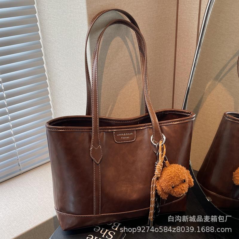 Large-capacity tote bag women's 2025 autumn and winter new fashionable simple casual shoulder bag commuting to work textured bag