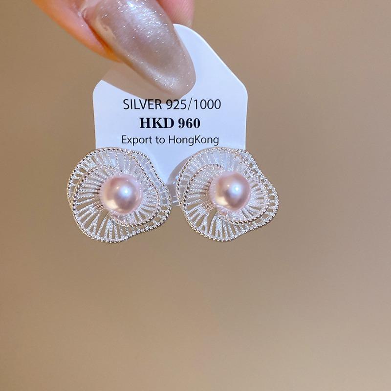 French hollow flower pearl stud earrings women's cool feeling gentle versatile earrings daily commute simple earrings
