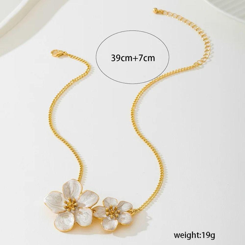 Petal Design Clavicle Chain Exquisite Craftsmanship Cherry Blossom Pendant Necklace Wedding