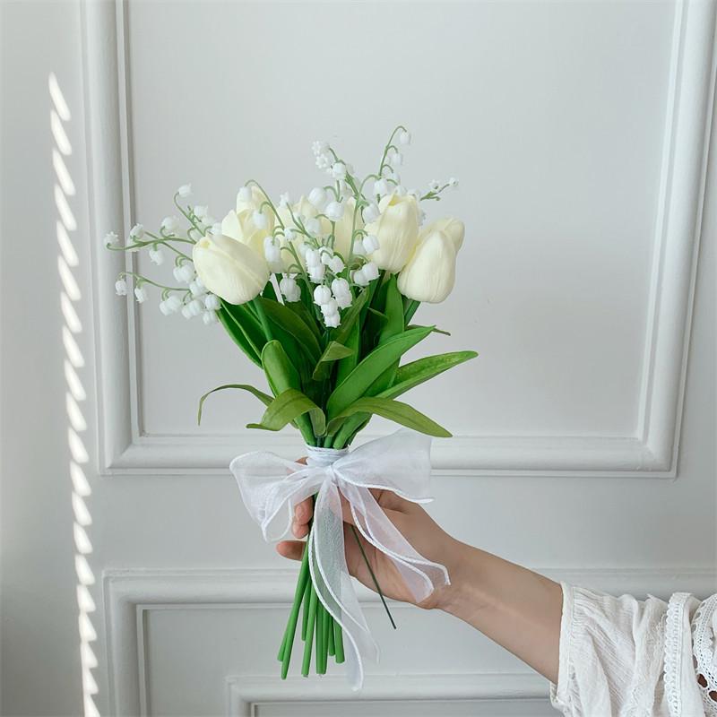 Ручной свадебный букет из белых тюльпанов и ландышей для свадебной фотосессии