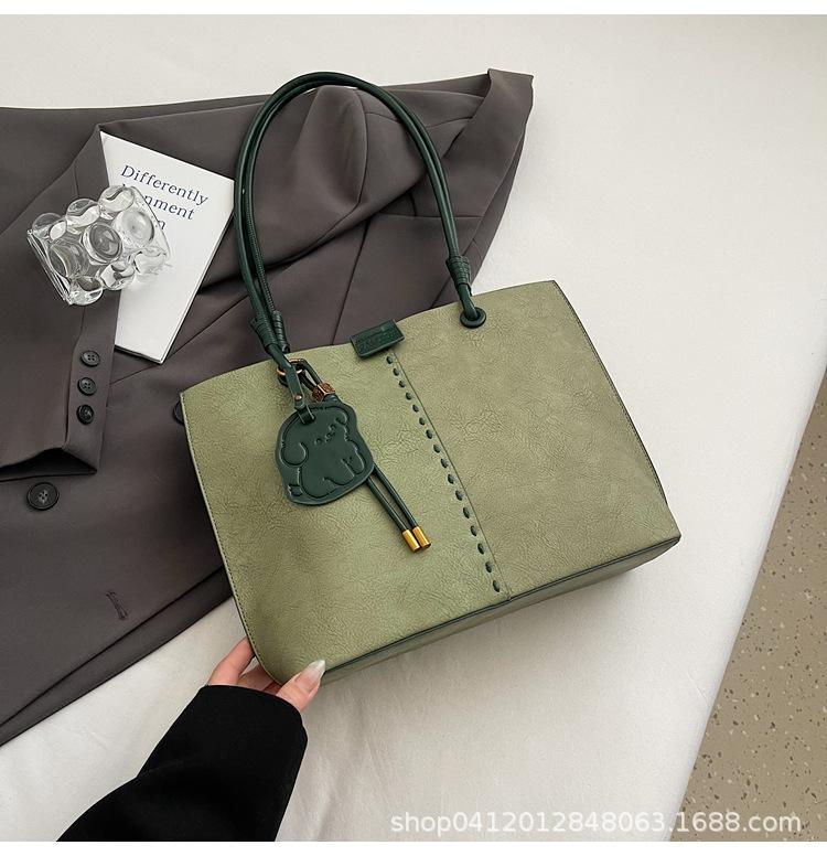 

Simple and versatile bag women s large capacity 2025 new autumn and winter leisure single shoulder child and mother shopping bag commuter tote bag зелёный