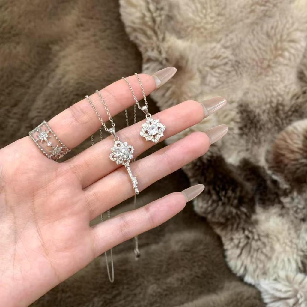 Flash diamond zircon lucky four-leaf clover necklace women's ins light luxury niche premium pendant collarbone chain Valentine's day gift