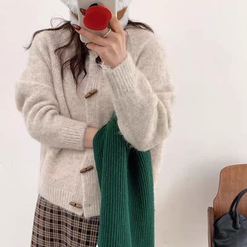 Autumn and winter new gentle atmosphere retro horn buckle knitted cardigan women's loose soft waxy sweater jacket tide