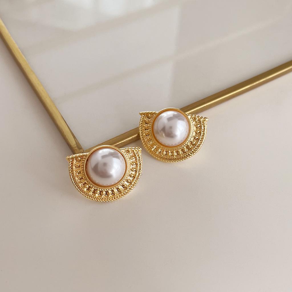 Boucles d'oreilles médiévales vintage à perles: Design rétro à l'huile coulée avec une touche haut de gamme et une personnalité unique