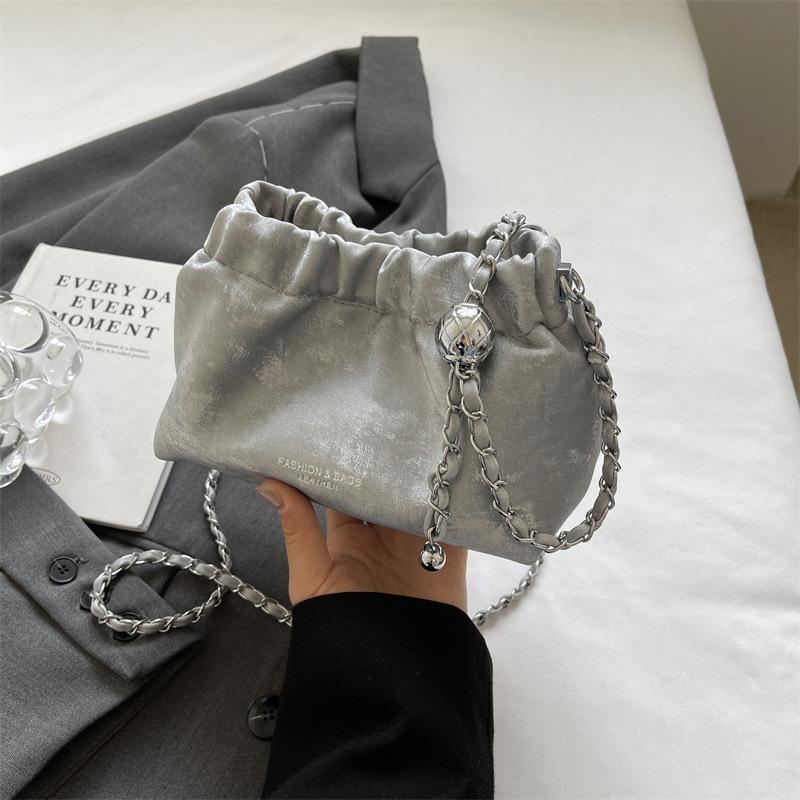 

Маленькая сумка премиум-текстуры женская 2025 новая модная сумка через плечо с бисером, сумка-мессенджер с нишевым дизайном, сумка-облако на цепочке
