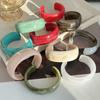 Bracciale Aperto Color Smudge Design a Motivo Marmo Gioielli in Acrilico Light Luxury
