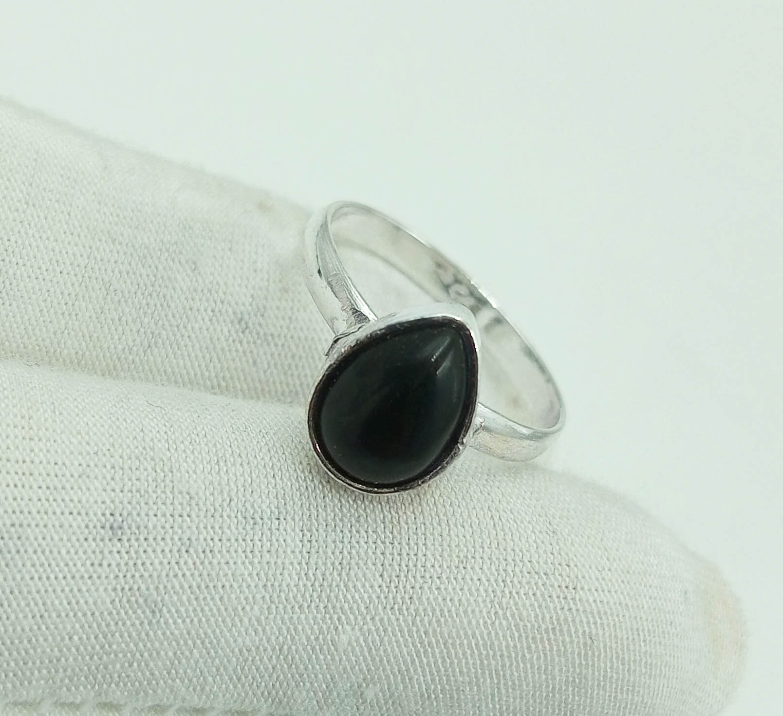 

1 шт. черный оникс драгоценный камень стерлингового серебра 925 пробы грушевидное крошечное кольцо