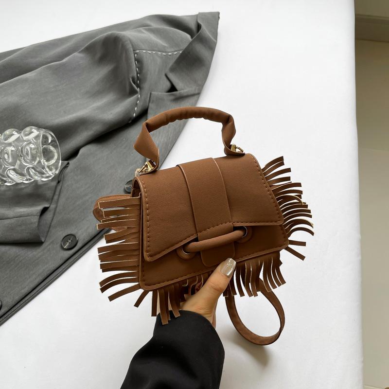 

Нишевый дизайн, зарубежный стиль, портативная сумка с бахромой, осень 2025, новая, ретро-мода, высокая ценность, сумка-мессенджер, маленькая квадратная сумка коричневый