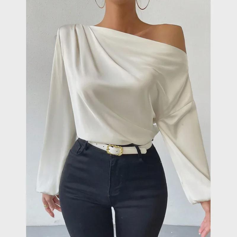 Top a maglia da donna in raso asimmetrico a maniche lunghe con design a spalla obliqua