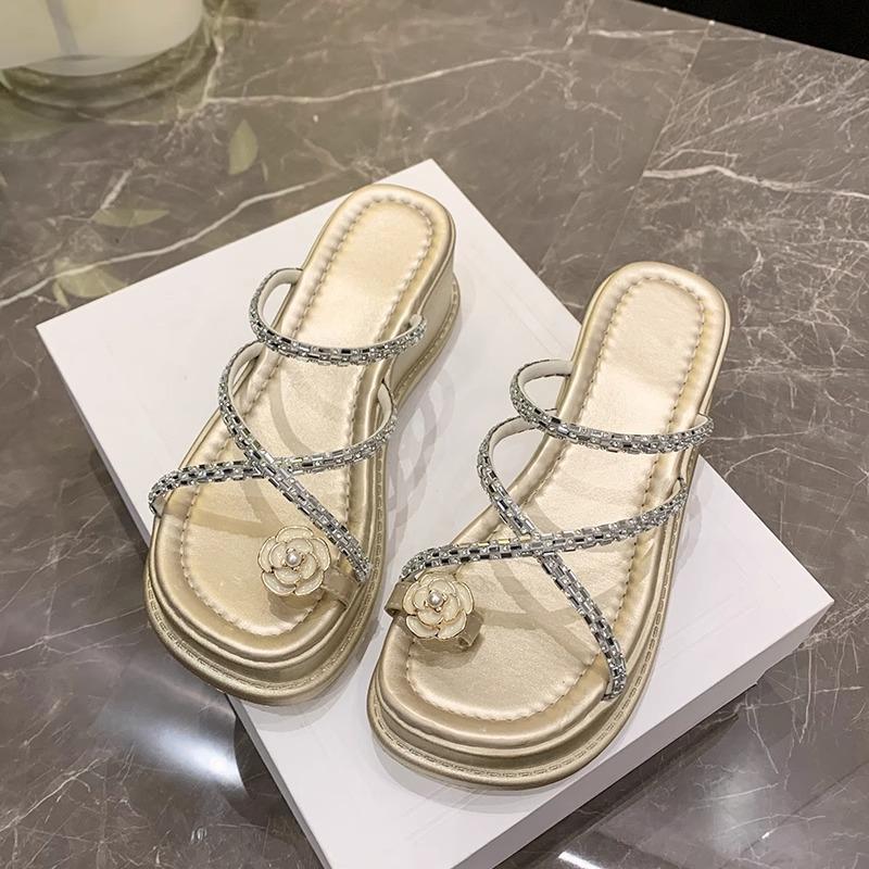 Sandalen Hausschuhe Damen 2025 Sommer neu Außen tragen Kneifüße Fett breiter Satz Zehen Französisch Römisch Strand dicker Boden Keilsandalen