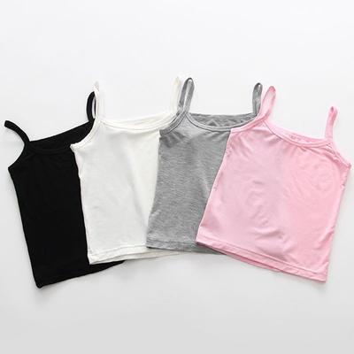 Meisjes-overallshemd draagt effen gekleurd basic mouwloos topje voor kinderen, en meisjeszomerkleding draagt een klein katoenen hemdje met bretels.