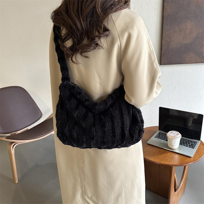 Trendy Soft Plush Shoulder Tote Bag For Women Ideal For Everyday Casual Use