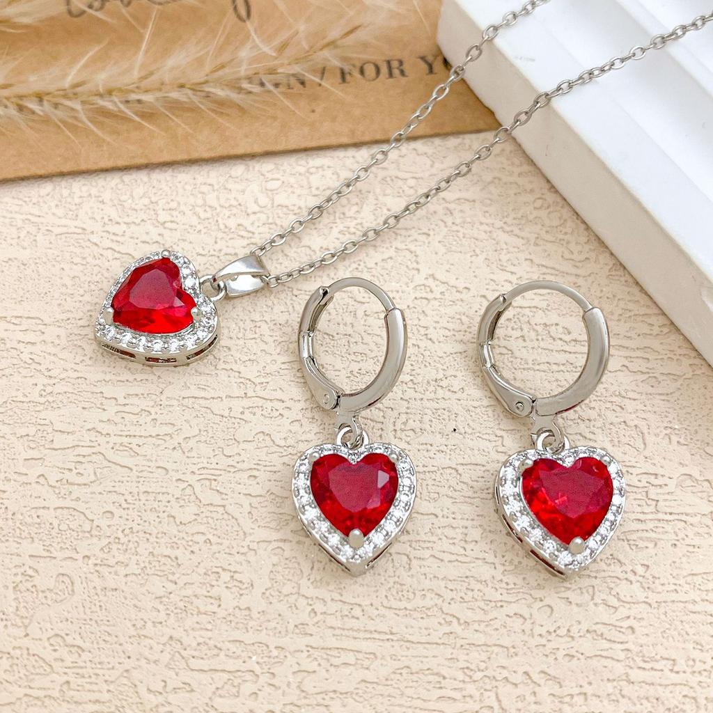 Colored Heart-shaped Zircon Necklace - Elegant and Luxurious Women's Small-Scale Exclusive Collar Chain with Pendant