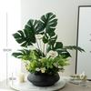 Nordisk modern sommarfräsch inomhuskonstgjord blombukett med gröna krukväxter
