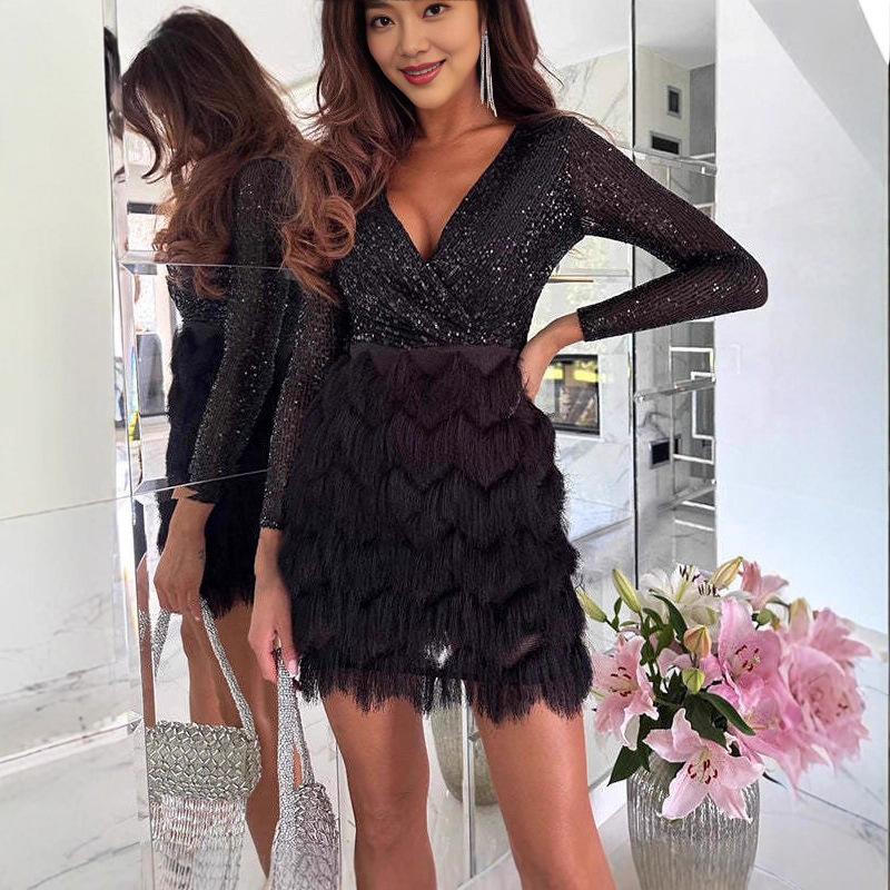 Dámské mini šaty s výstřihem do V, dlouhým rukávem a lemem z flitrů a peří, elegantní společenské bodycon šaty
