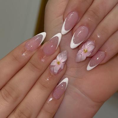 24 Stück Schlichte Mandel-Falschnägel 3D Süße Blume Weiß Französisch Aufdrücknägel Vollständige Abdeckung Künstliche Abnehmbare Maniküre Nagelspitzen