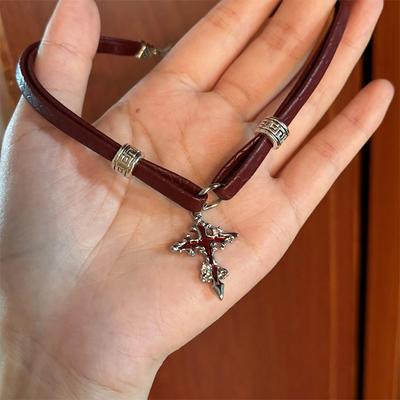 Collier Choker Croix en Cuir Rouge Vin Style Fille Chaîne Clavicule Collier Blanchissant