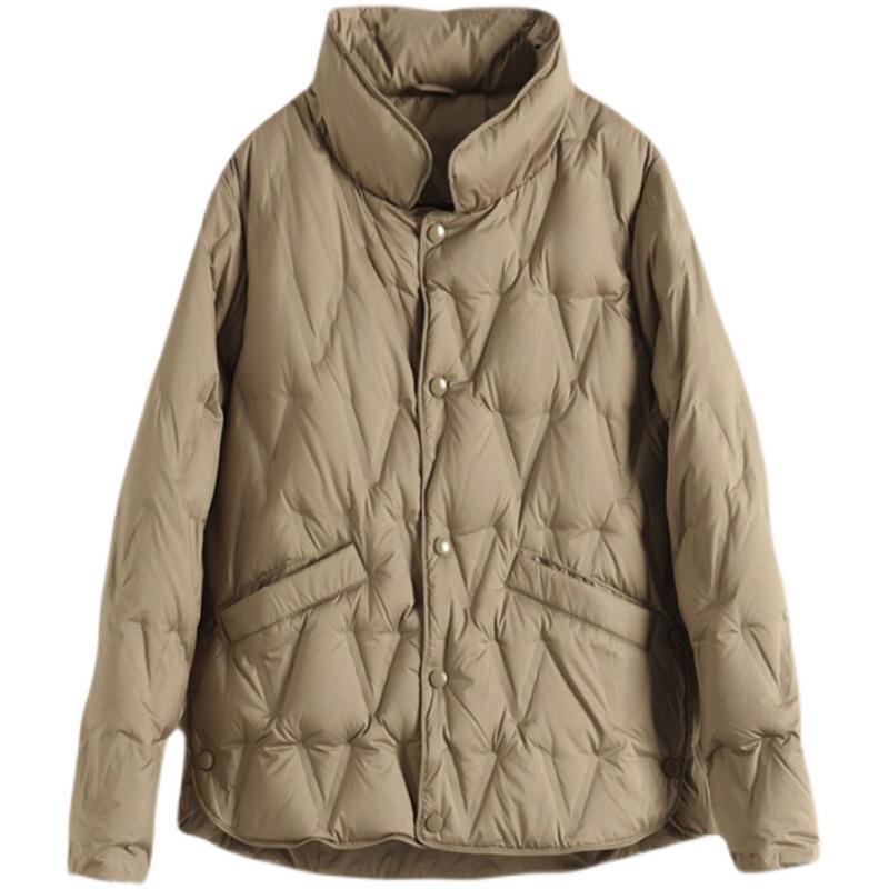 Lehká péřová bunda pro ženy v krátkém střihu Nová móda Volný a všestranný stojatý límec Bílá kachní péřová trendy kabát na teplý podzim a zimu