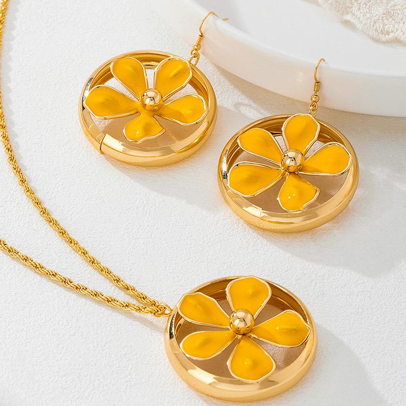 

Модные украшения для женщин золотой