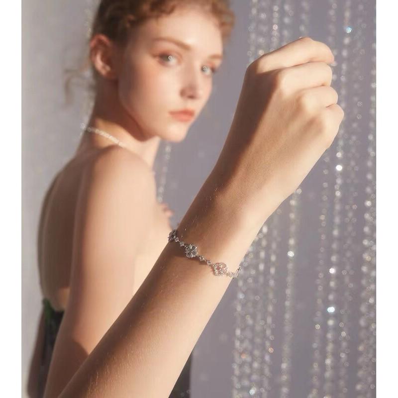 Elegant Mother-of-Pearl Clover Bracelet Women Delicate Floral Design Lightweight Luxury Jewelry 2026 Collection