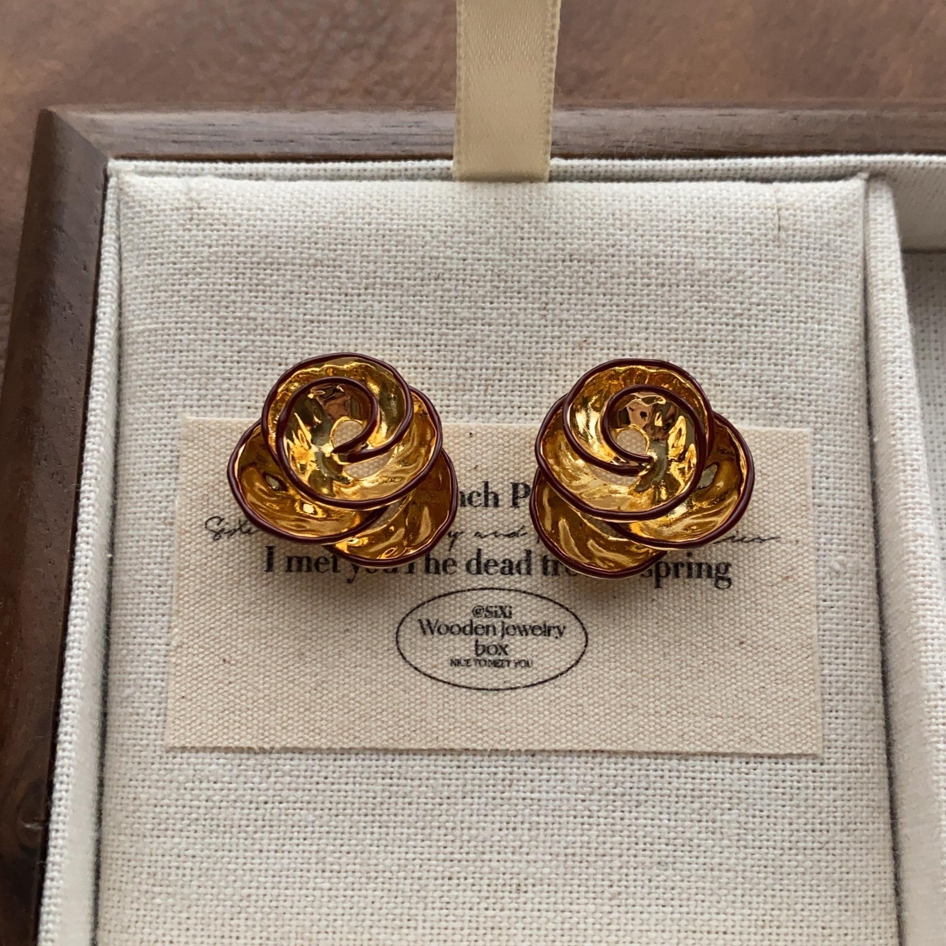 

Fashion Gold Flower Pearl Stud Earrings Glossy Polished Premium Earrings Light Luxury Versatile French Retro Niche Earrings