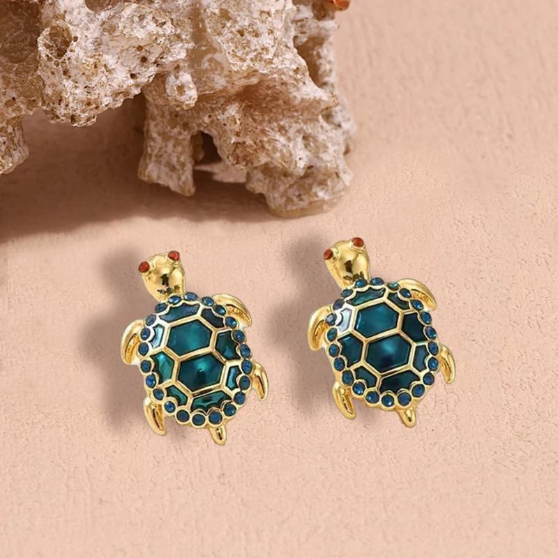 Trendy turtle stud earrings are fashionable and exquisite, cute and niche design, earrings are suitable for everyday parties