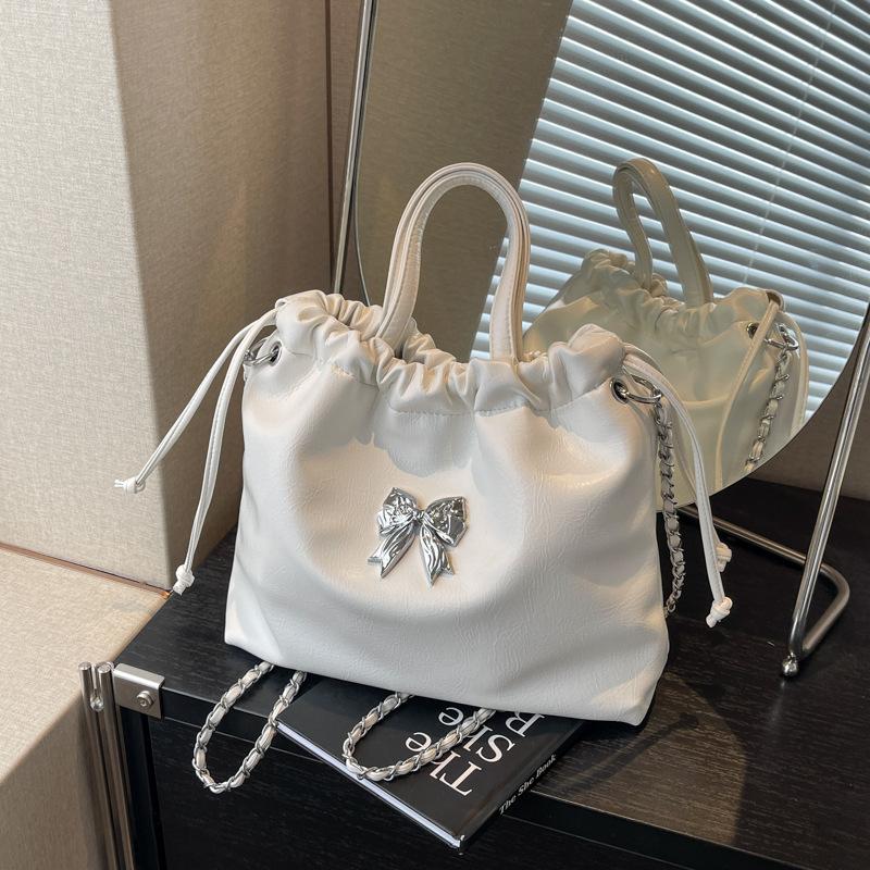 

Large-capacity commuter tote bag women s versatile new chain shoulder handbag multi-functional backpack бежевый