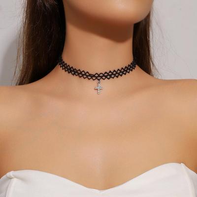 Collana con croce in pizzo vuoto semplice catena per clavicola femminile stile scuro collana alla moda gioielli