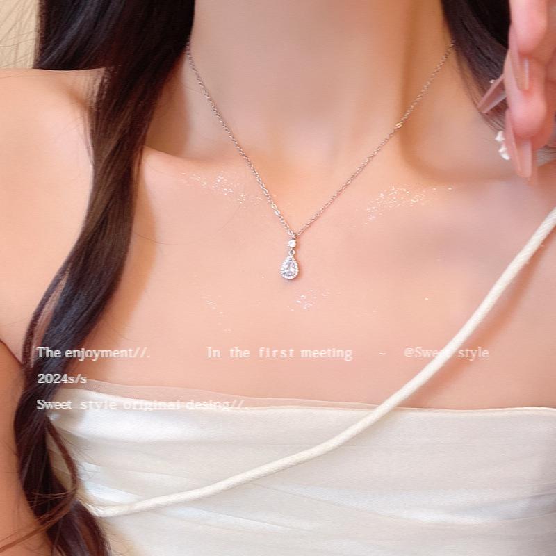 Pearl collarbone chain Women's versatile temperament Fashion niche necklace Neck chain Accessories
