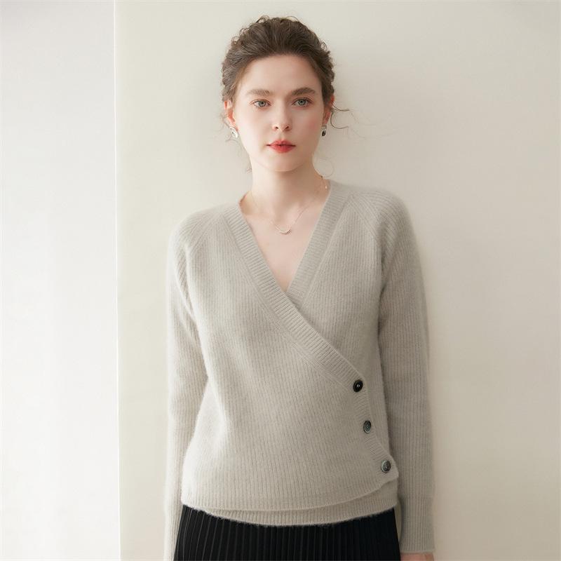 Autumn/Winter Women's Solid Color Cashmere Knit Cardigan with Three-Button Raglan Sleeves