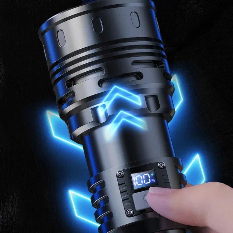 10000LM Kraftfull LED 10000mah Ficklampa Laddning Teleskopfokus Fjärrkontroll Lång Stark Hand Lampa Laser Camping Ficklampa Zoom Display