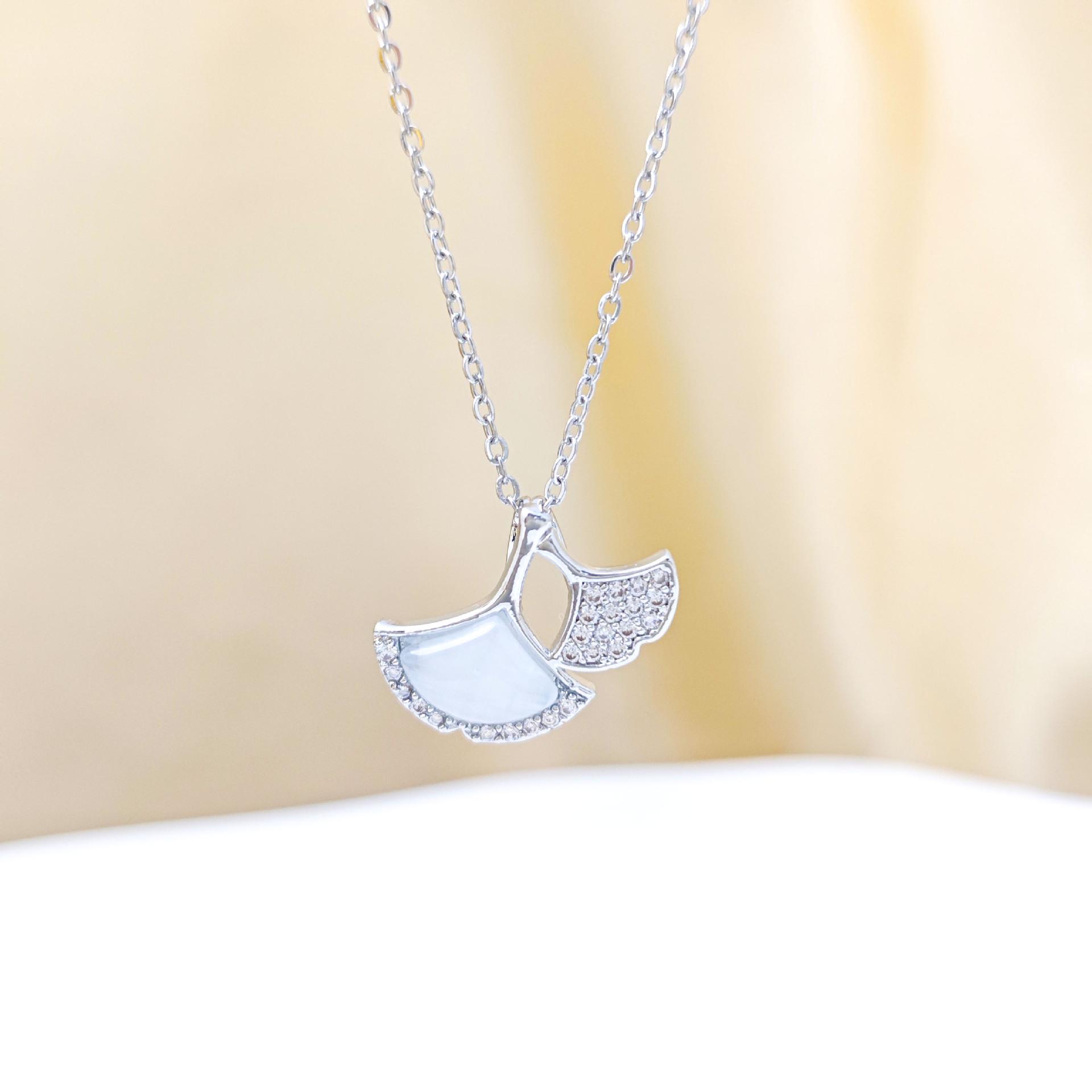 

Ginkgo Leaf Shell Skirt Necklace - Women’s Elegant Collarbone Jewelry