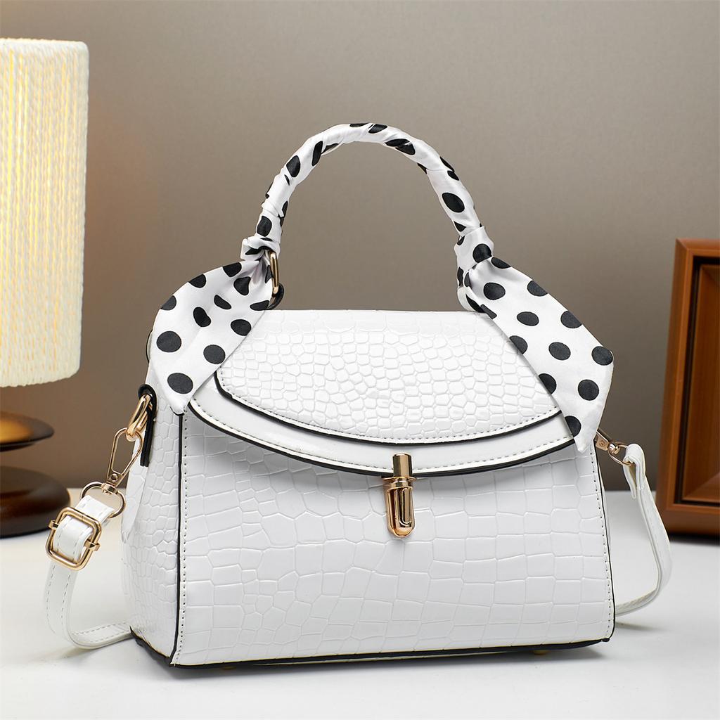 The Latest Trendy Style Japanese and South Korean Crocodile Print Female Hand Complete Shoulder Crossbody Saddle Bag Casual Crossbody Bag Trend
