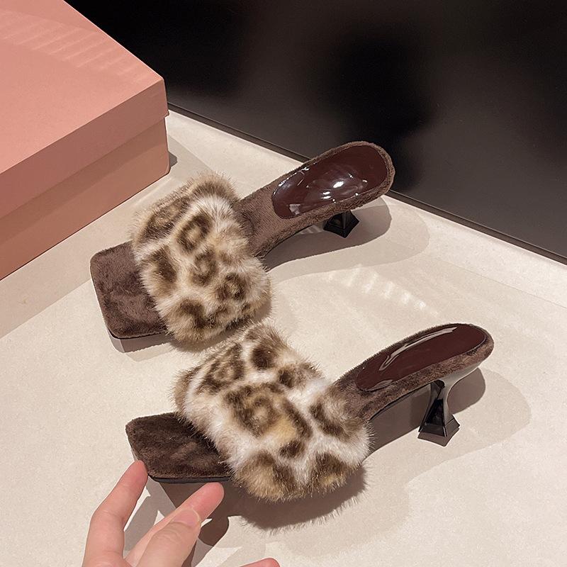 

French medium high heel leopard print one-word slippers women s shoes wear 2025 new autumn retro fluffy sandals 35 бежевый
