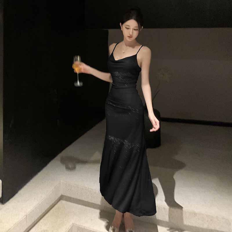 

Женское темпераментное светское платье с воротником-стойкой и бриллиантами L чёрный